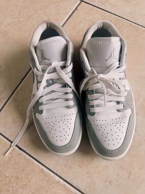 Air Jordan 1 Low 'White Wolf Grey' - Size US 8 W
Womens excellent condition